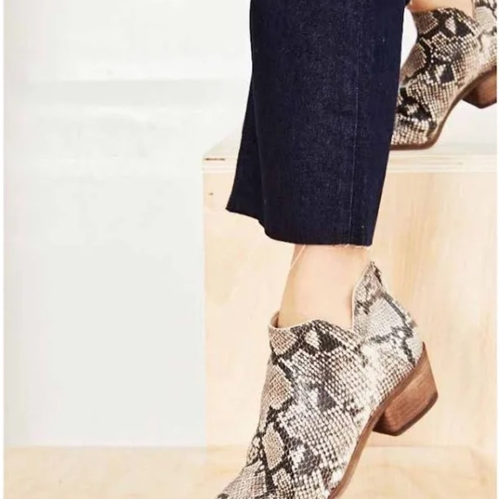 Dolce Vita Karsen Ankle Boot snake print size 7.5